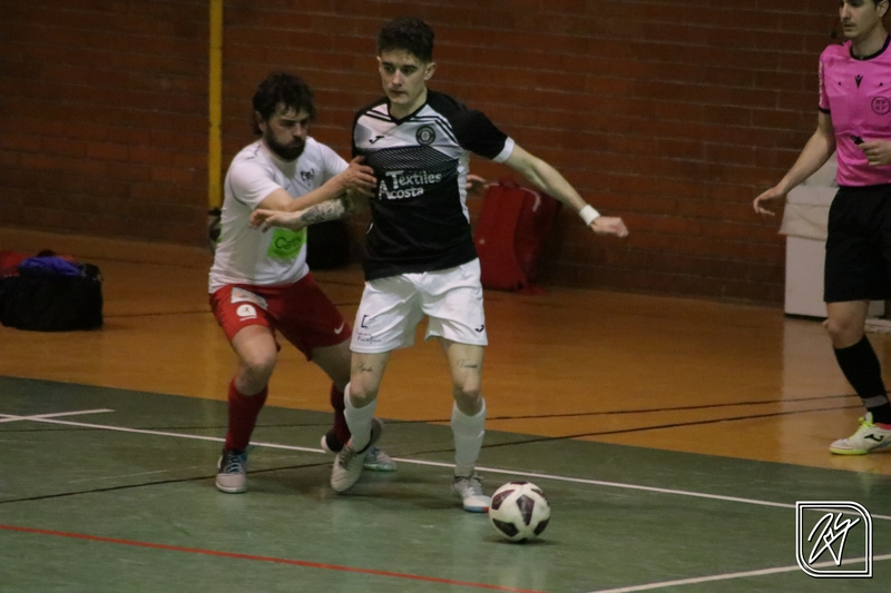 Una colección de errores propios hace encajar al III Senior la mayor goleada del curso