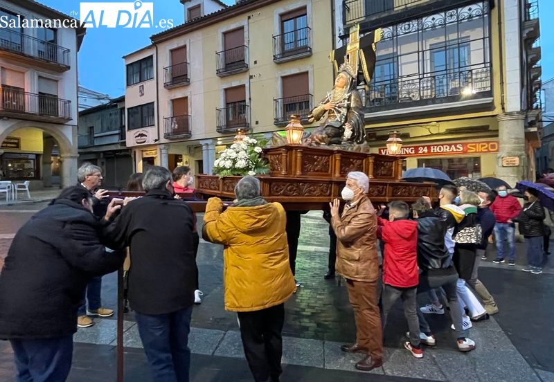 La lluvia desluce por completo la procesión del Vía Crucis Teresiano