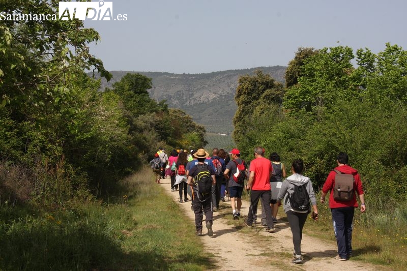 En torno a 250 senderistas quedan cautivados por las arribes de Saucelle
