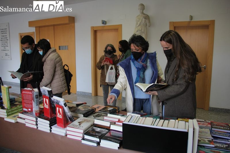 La Feria del Libro organizada por la Biblioteca Municipal y la Librería-Papelería anima este 23 de abril en Vitigudino 