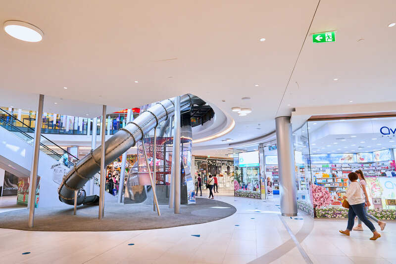 Las mascarillas dejan de ser obligatorias en el Centro Comercial El Tormes, salvo en estos espacios 