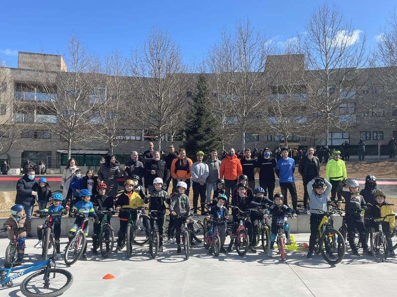 Multitudinaria inauguración del novedoso circuito de pump track en Carbajosa de la Sagrada