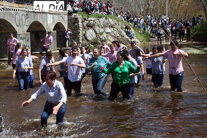 Los Quintos de Alaraz llenan de colorido, baile y fiestas la localidad en su esperada vuelta