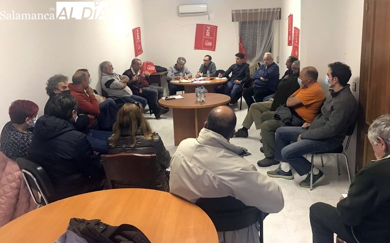 La Ejecutiva del PSOE mantiene en Saldeana un encuentro con alcaldes y concejales de la comarca de Vitigudino 