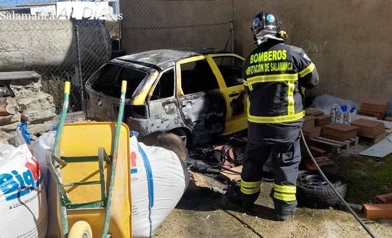Los Bomberos de Vitigudino sofocan el incendio de un vehículo