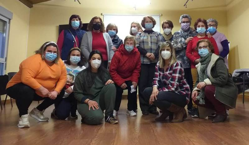 Un grupo de 14 mujeres participa en un taller de musicoterapia al hilo del 8M