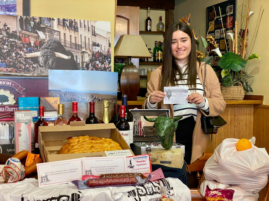 Carnavaldeltoro.es entrega a su ganadora la Cesta del Toro del Antruejo