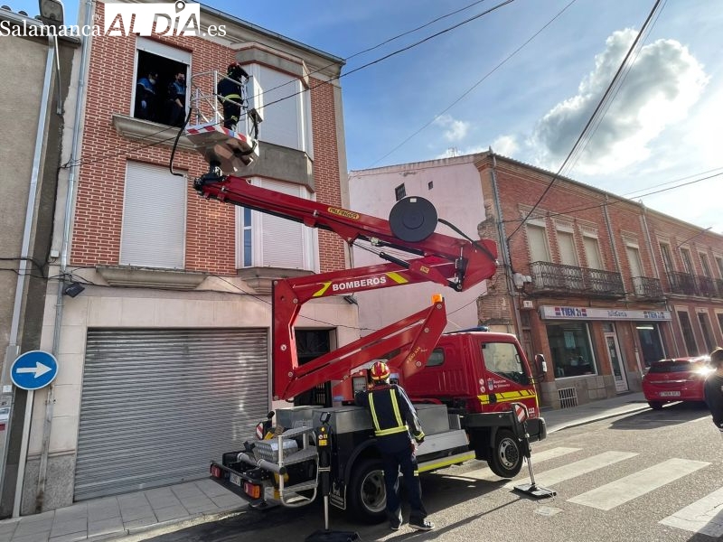 Los bomberos rescatan a un hombre tras caer a un patio interior en Peñaranda