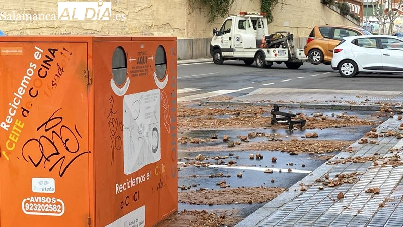 El reventón de una tubería en la calle Linares obliga a cortar el tráfico y retirar un vehículo