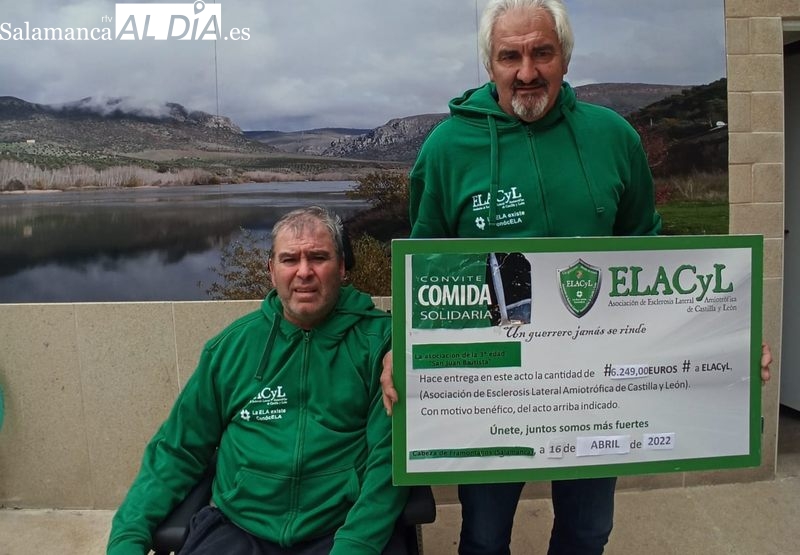 Adolfo Vicente (iz.) junto a Juan Rodríguez en el momento de la entrega simbólica del cheque por valor de 6.249 euros a favor de ELACyL   
