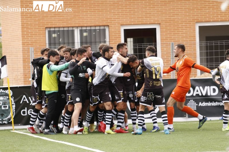 De Miguel agradece la renovación poniendo a Unionistas a un paso del playoff ante el Real Unión (2-1)