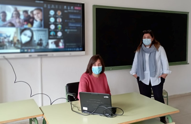 Cáritas ofrece una charla al hilo del mercadillo organizado por IES Tierras del Abadengo