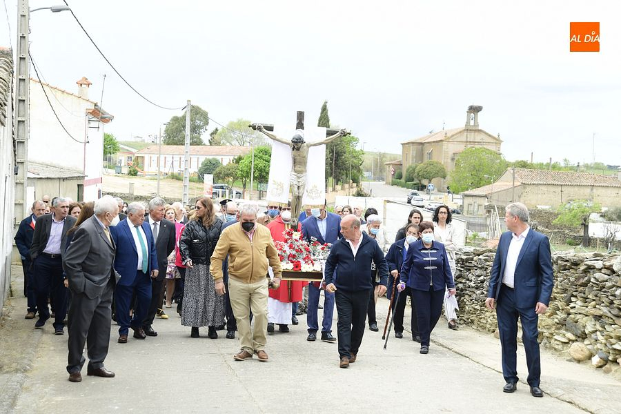 Fieles al Cristo de la Exaltación procesionan la imagen por las calles de Gallegos de Argañán