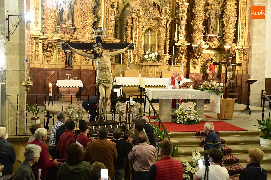 Los bodoneses bajan al pueblo la imagen del Cristo de la Santa Cruz para venerarla 