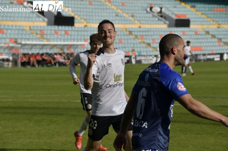 El Salamanca UDS se contagia del Helmántico y le pega un buen baile al Arosa (4-0)