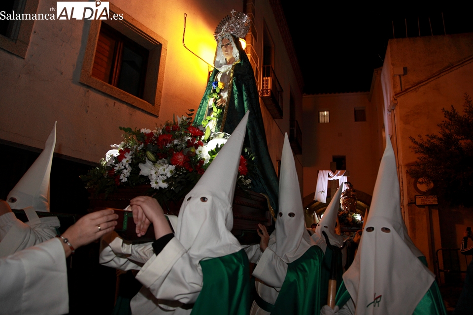 Procesión de la Cofradía de la Cruz y del Amor en la noche del Miércoles Santo