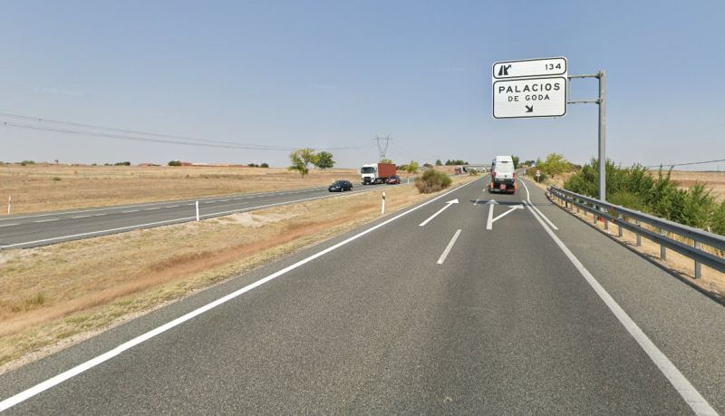 Un accidente múltiple en la A-6 produce dos heridos y graves retenciones cerca de Adanero