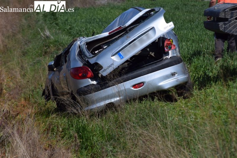 Los bomberos rescatan a una mujer del interior de su coche tras chocar en Garcihernández