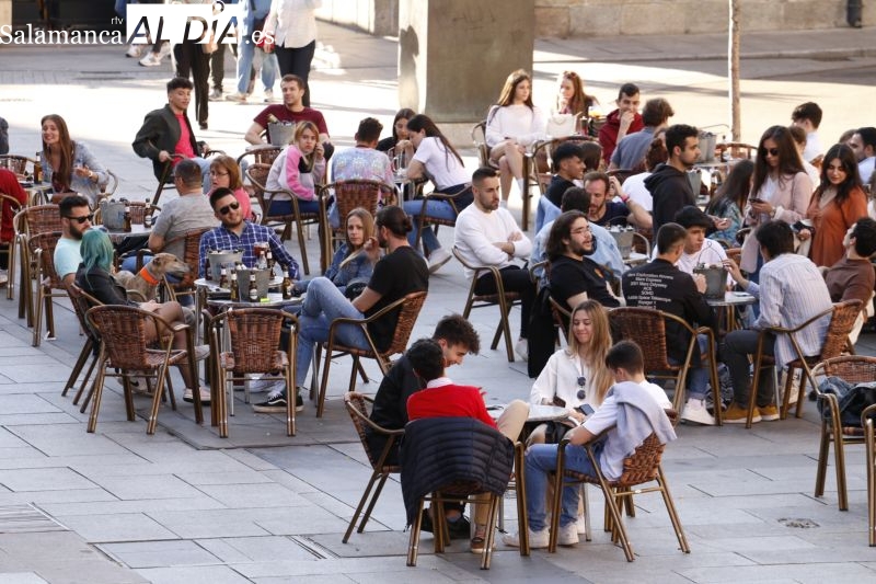 Salamanca rebosa de visitantes durante una soleada Semana Santa