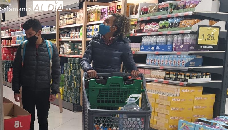 Muchos salmantinos mantienen la mascarilla en interiores, a pesar de no ser obligatoria