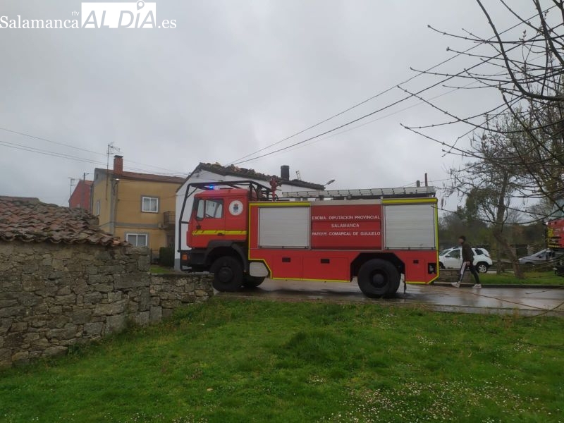 Los bomberos extinguen un incendio en una casa de Los Santos