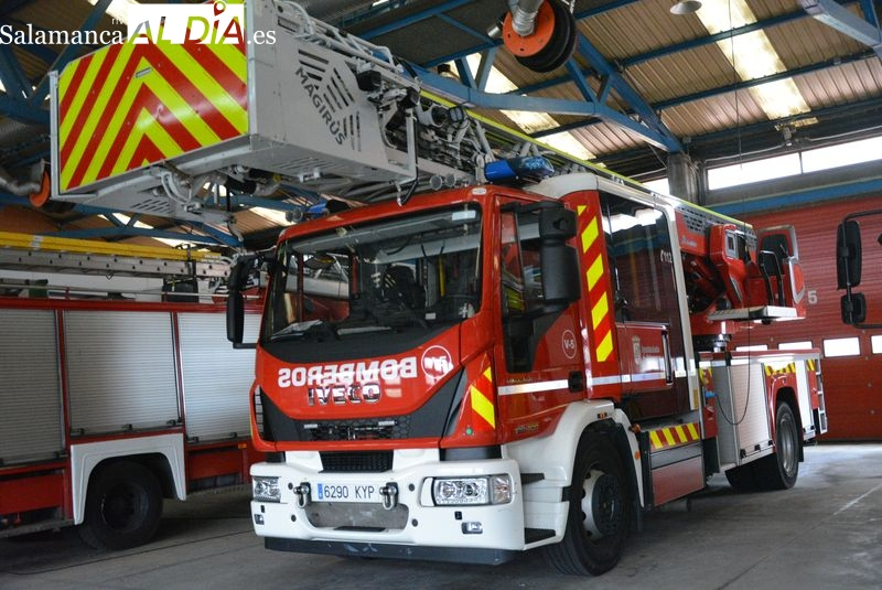 Una joven cae en un contenedor de ropa y es rescatada por los bomberos