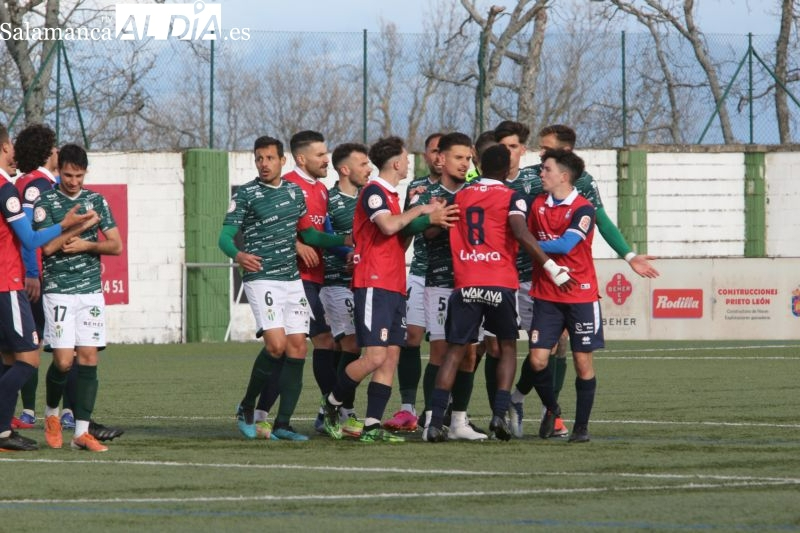 La locura en el fin de Liga del Guijuelo: cinco expulsados, mucha polémica y varias tánganas contra el Real Ávila