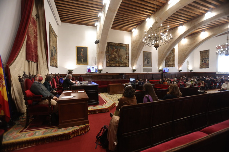 El rector reafirma ante el Claustro la solvencia económica y el crecimiento de la Universidad de Salamanca