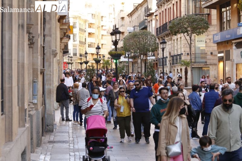 El impacto de la Semana Santa y la retirada de mascarillas: Sube la incidencia entre mayores de 60 años y los hospitalizados con COVID 