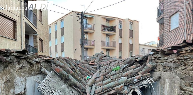 El Ayuntamiento derriba la cubierta de dos casas en estado de ruina