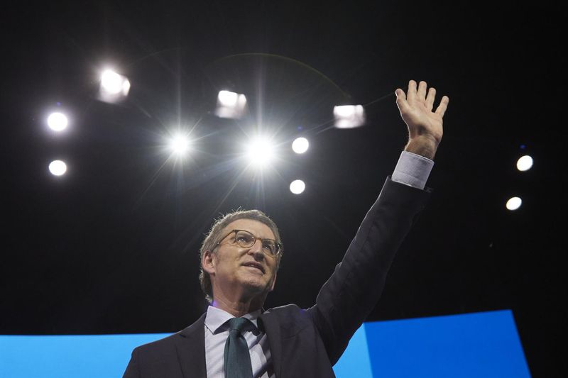 El efecto Feijóo recorta a tres puntos la ventaja del PSOE, que sigue en cabeza pero a la baja 