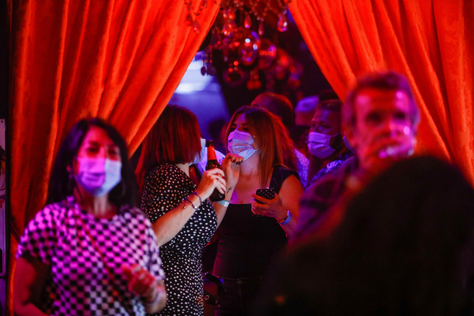 Médicos de familia ven precipitado eliminar la mascarilla en interiores: Siguen sin reunirse las condiciones