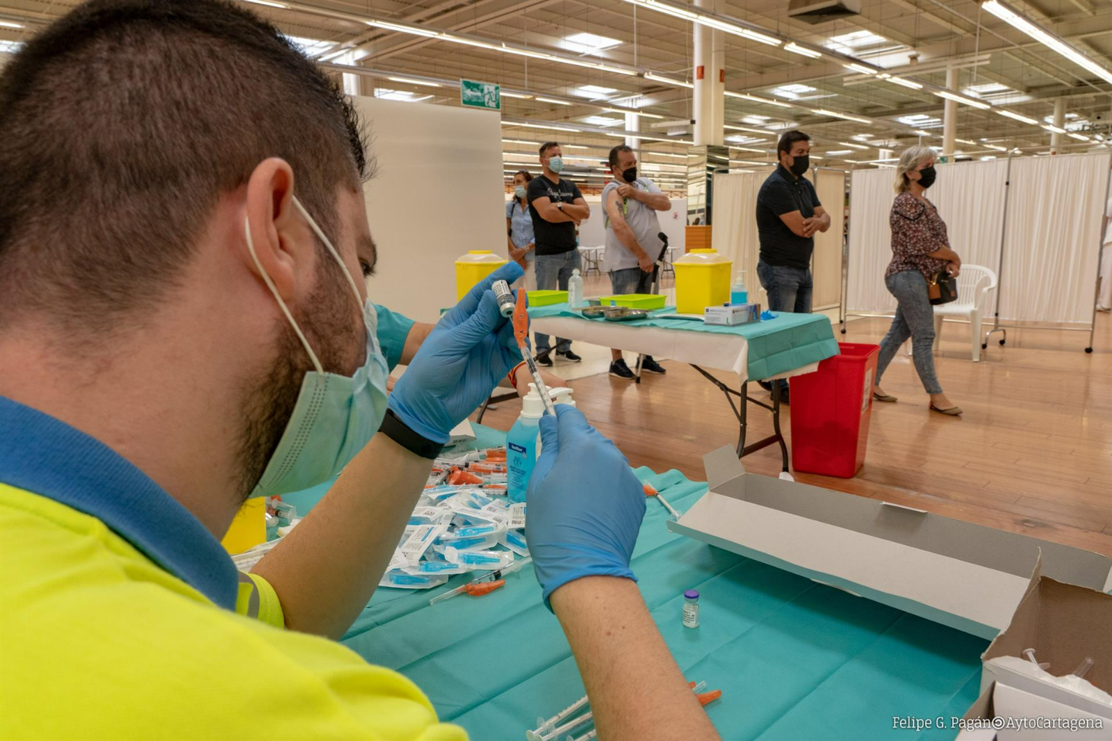 Más de la mitad de los españoles ya han recibido la tercera dosis de la vacuna contra la COVID-19