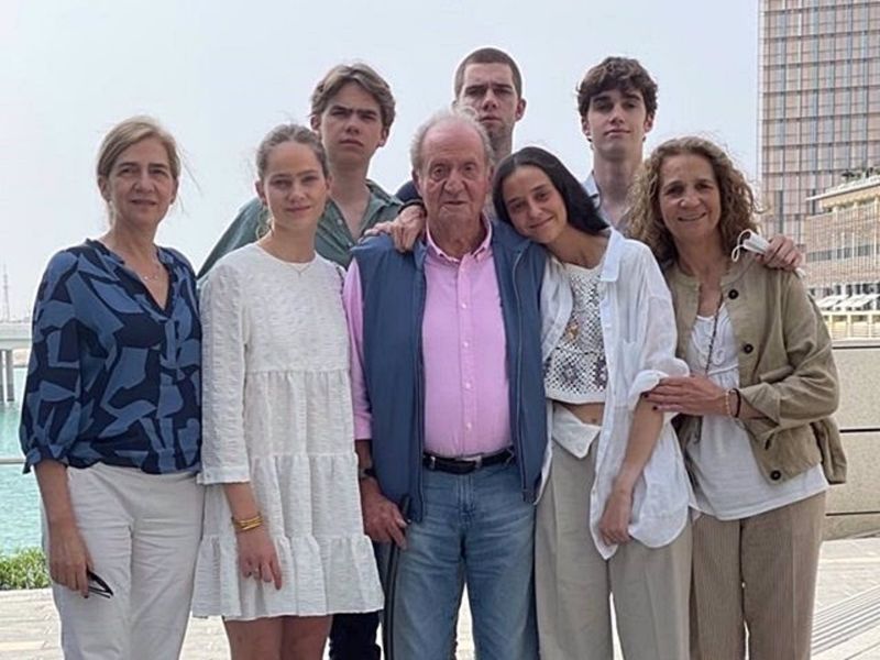 La polémica foto de la visita de las infantas al Rey Juan Carlos I