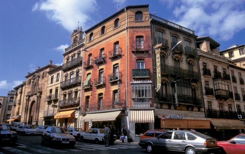 Cuando los coches circulaban por el casco histórico de Salamanca