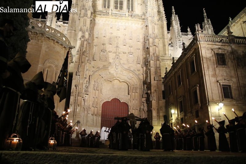 La Hermandad Franciscana recorre la noche salmantina en el Sábado de Pasión