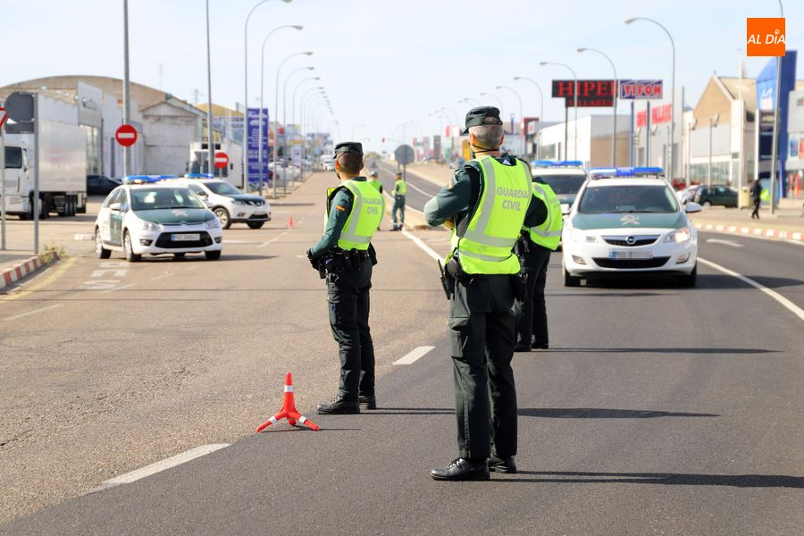La Guardia Civil detiene a un hombre tras saltarse un control y atropellar a un agente