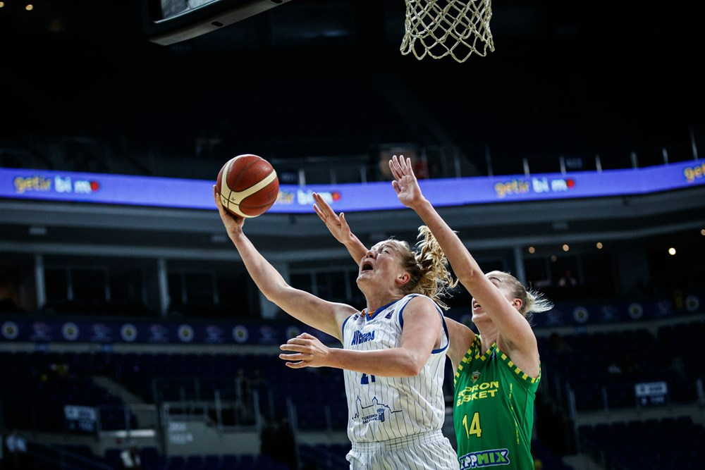 Emese Hof recibe el premio a la mejor pívot de la Liga Femenina