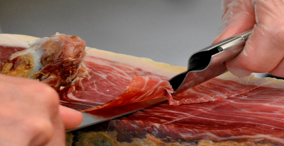San Esteban de la Sierra y Guijuelo se unen a través del jamón y el vino