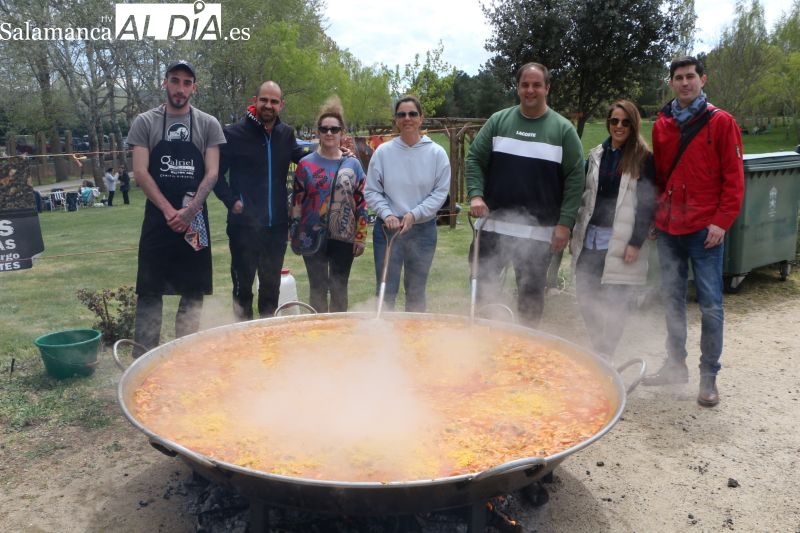 Una paella solidaria de 800 raciones centra el Lunes de Aguas en la villa