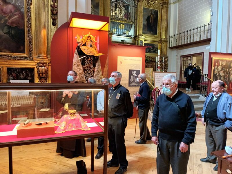 El obispo de Salamanca y Ciudad Rodrigo visita la muestra Teresa de Jesús: Mujer, Santa, Doctora