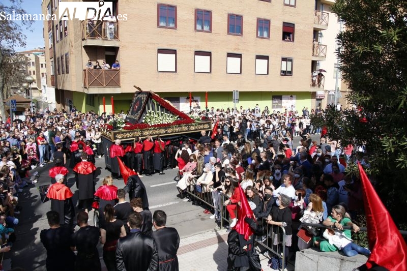 Numeroso público acompaña a la Hermandad del Silencio en el Sábado Santo