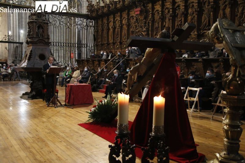 Ramiro Merino protagoniza el acto del Poeta ante la Cruz en la Catedral de Salamanca