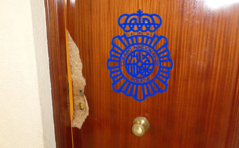 Sorprende a un ladrón robando en la casa de su madre, en el barrio del Oeste