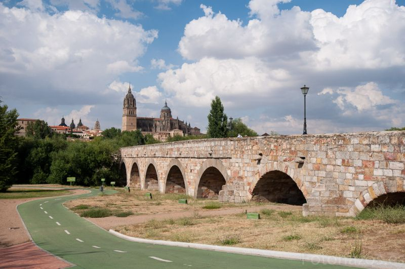 Un grupo de personas amenaza con cuchillos a los viandantes en el Puente Romano