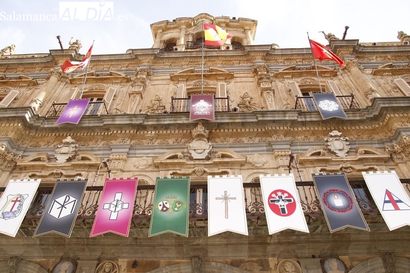 La Plaza Mayor se viste de gala para anunciar la Semana Santa con los reposteros de las hermandades