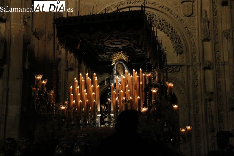 La Soledad, la señora de Salamanca, recorre las calles con solemnidad