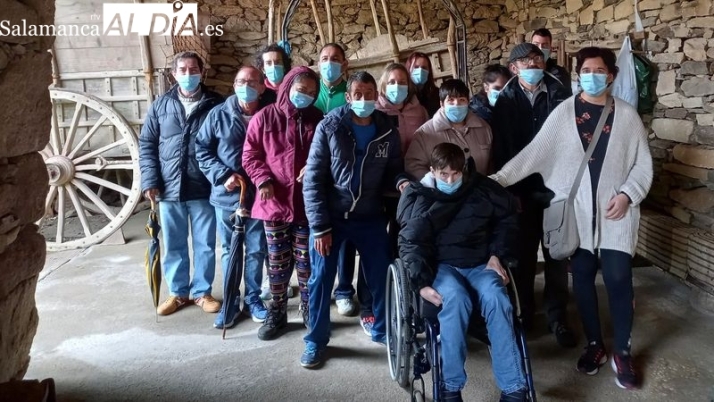 Jóvenes de Asprodes Vitigudino conocen el museo etnográfico de Bermellar