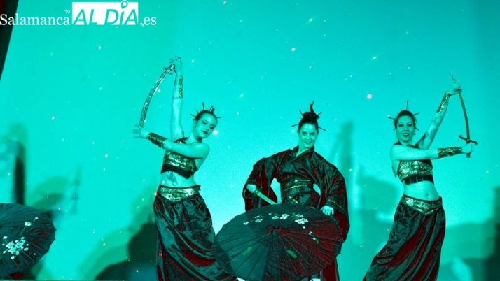 Animado y colorido espectáculo de música y bailes en Lumbrales