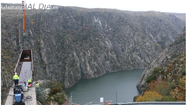 Imagen de la colocación de la pasarela en el nuevo mirador del Fraile en Aldedávila, abierto al público desde ayer 7 de abril / CORRAL 